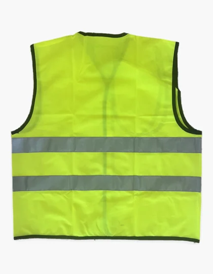Dos d’un gilet de sécurité jaune fluo à bandes réfléchissantes