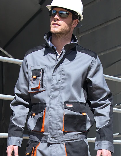 Veste de travail grise et noire à empiècements orange, portée avec un casque de chantier