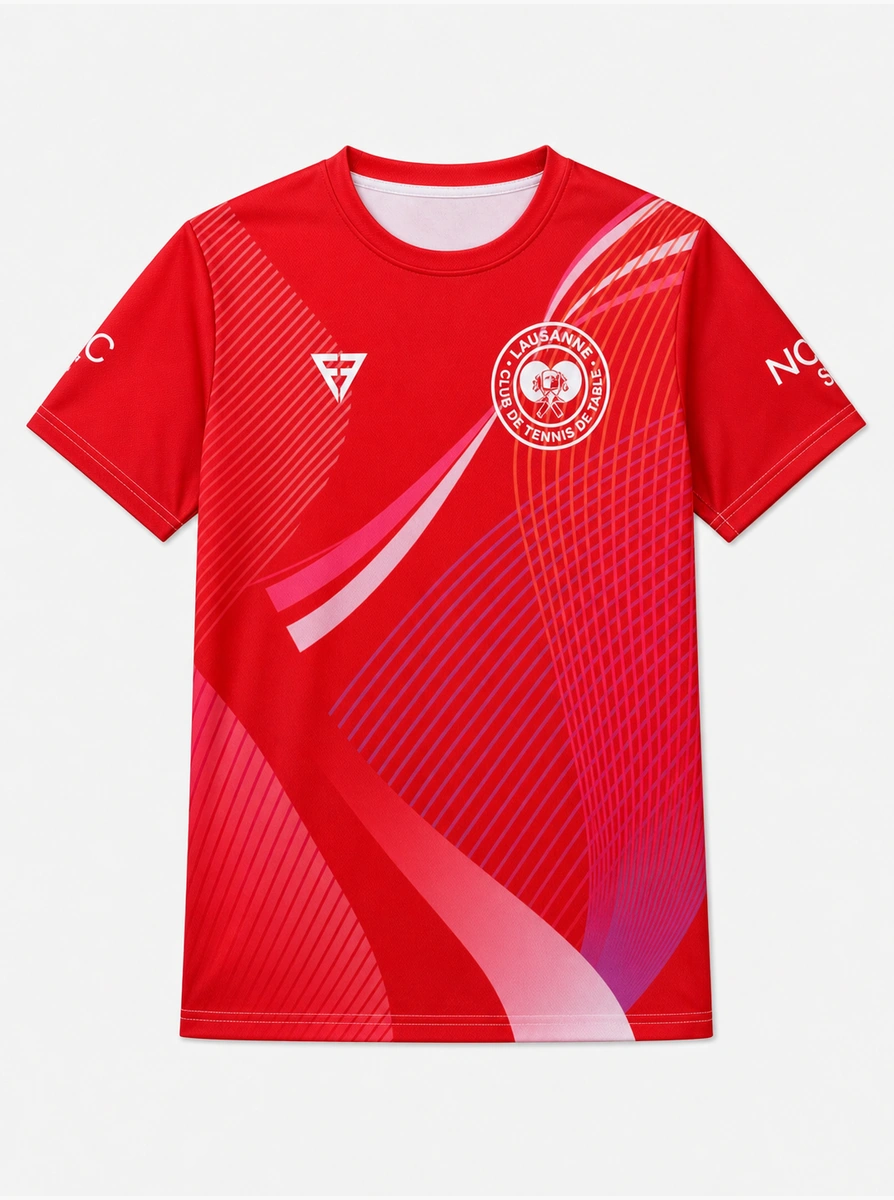 Maillot de football rouge personnalisé avec écusson de club sur la poitrine