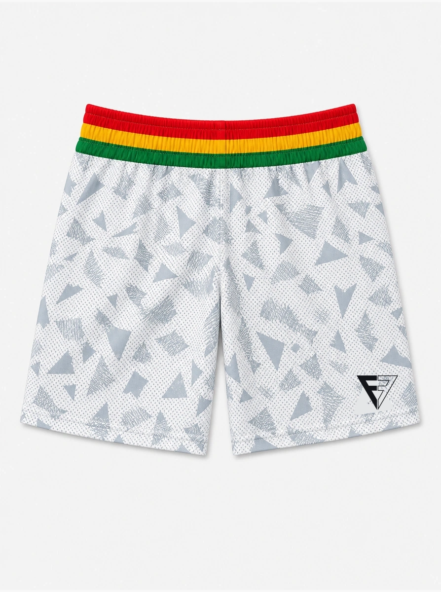 Short de sport blanc à motifs triangles avec ceinture rouge, jaune et verte