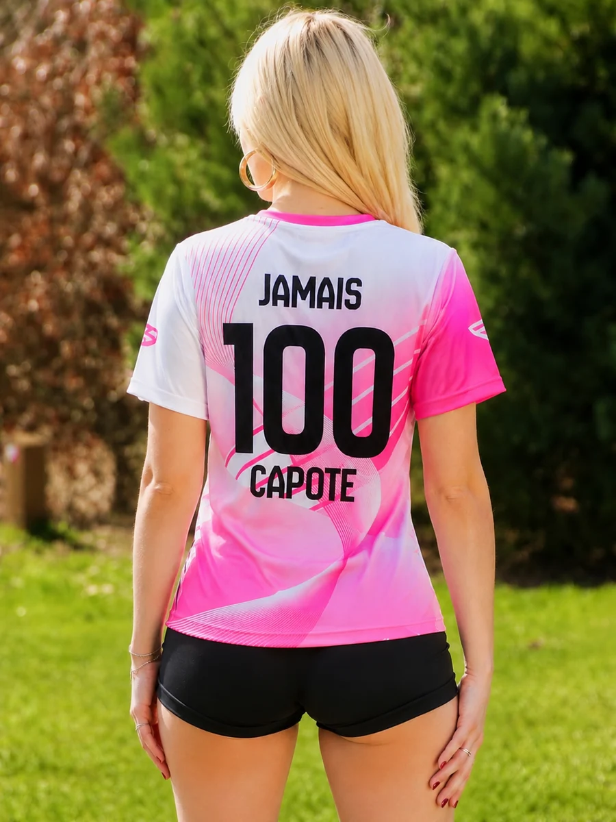 Dos d’un maillot rose floqué « Jamais 100 capote », photographié en extérieur