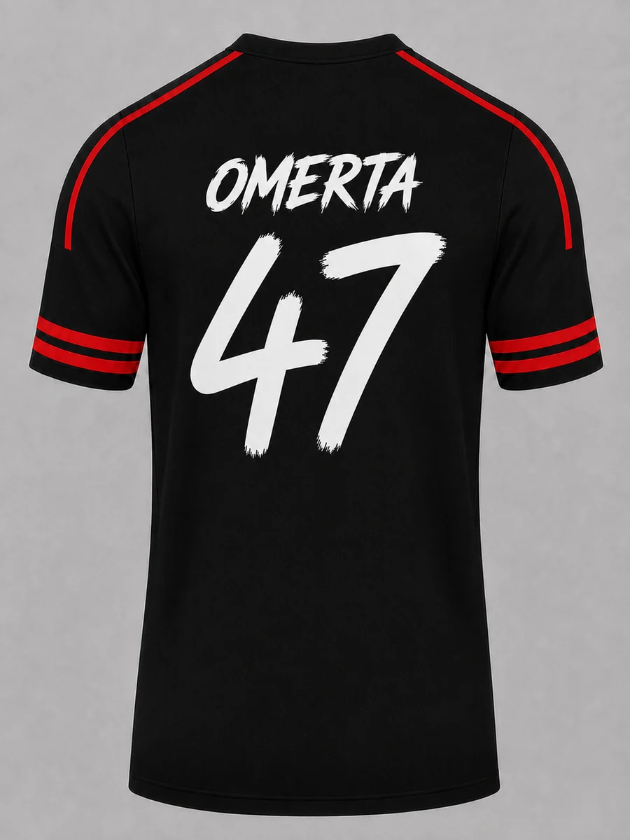Dos d’un maillot noir floqué Omerta avec le numéro 47